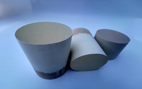 Pt Pd Rh المغلف بـ Honeycomb Catalyst Carrier 300cell 200cell انبعاث عادم المحرك